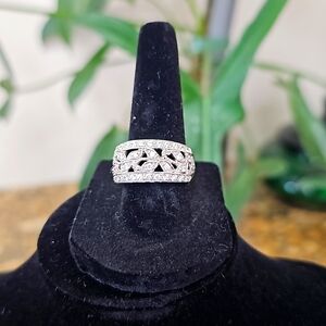 Pretty traveling ring, sterling g silver and cz
